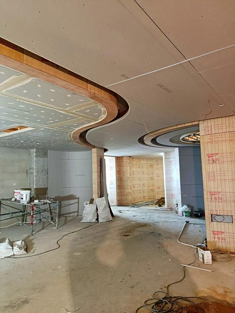 酒店装修中木工吊顶的艺术与工艺 从施工现场看室内装饰工程的精细之道